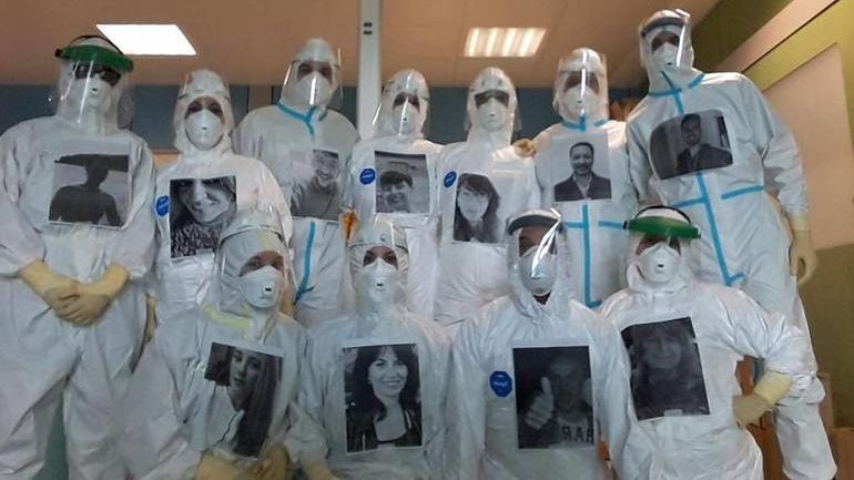 Italští zdravotníci si na ochranné obleky vytiskli své úsměvy